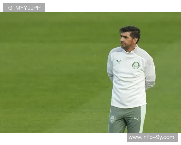 基多主帅坦言帕尔梅拉斯球场如同学校操场球队在对抗中遭遇全面压制