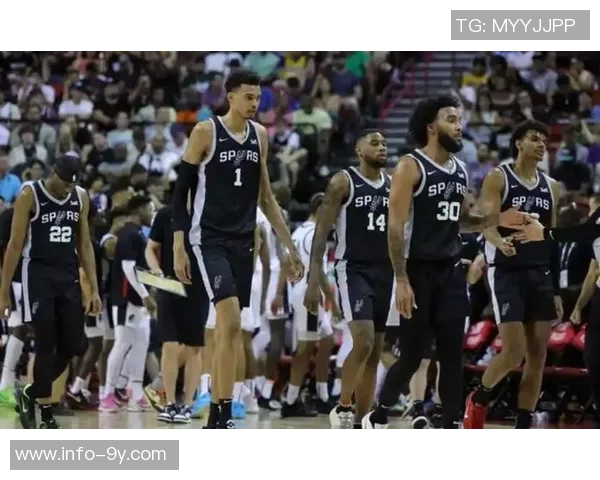 浓眉晒照为新赛季热身队友拉塞尔欧文弗拉格齐聚展现团队氛围