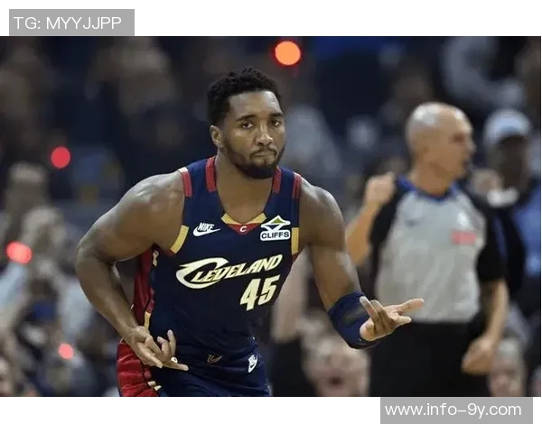 米切尔半场表现亮眼5中3贡献7分1板2助2断展现潜力 米切尔半场表现亮眼5中3贡献7分1板2助2断展现潜力